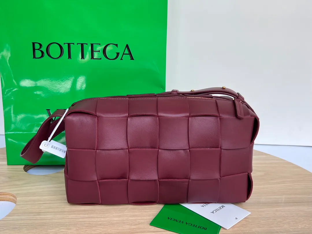 #B家 New model is coming! 709360 BRICK CASSETTE armpit bag, the traditional woven logo is instantly recognizable✅ Large grid weaving has always been fashionable, and the armpit bag is even more fashionable and foreign-style. Elegant big brick 🧱 Sheepskin material is light and comfortable, with a huge sense of capacity and space. Dark layer inside. Practical interior and fashionable appearance design. Durability and temperament coexist. Elegant big brick. Come and plant the same underarm bag from star Zhou Yutong! Dimensions: 28x14x10